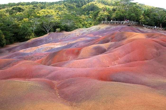 Песчаные дюны всех цветов радуги на острове Маврикия 