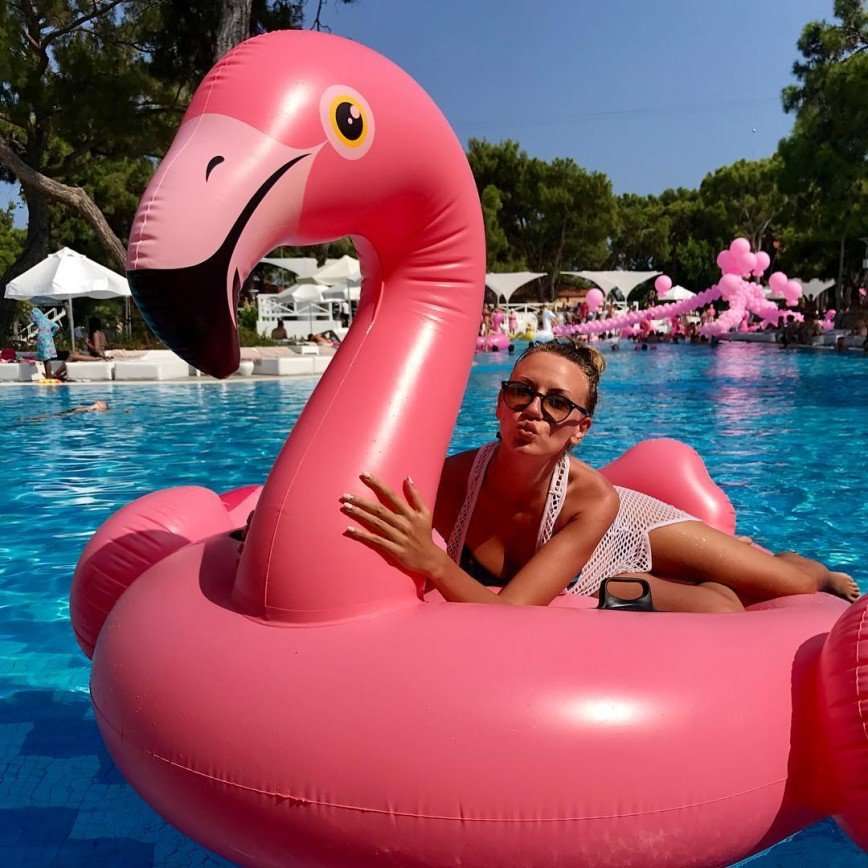 Ирина Горбачева пародирует гламурных барышень на надувном фламинго