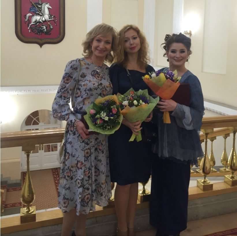 «Вы это заслужили»: Елена Захарова получила награду «Почетный деятель искусств»
