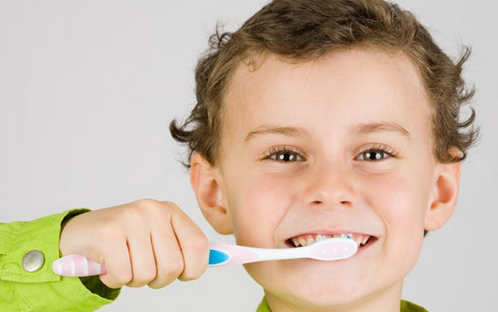 Как научить ребенка чистить зубы регулярно